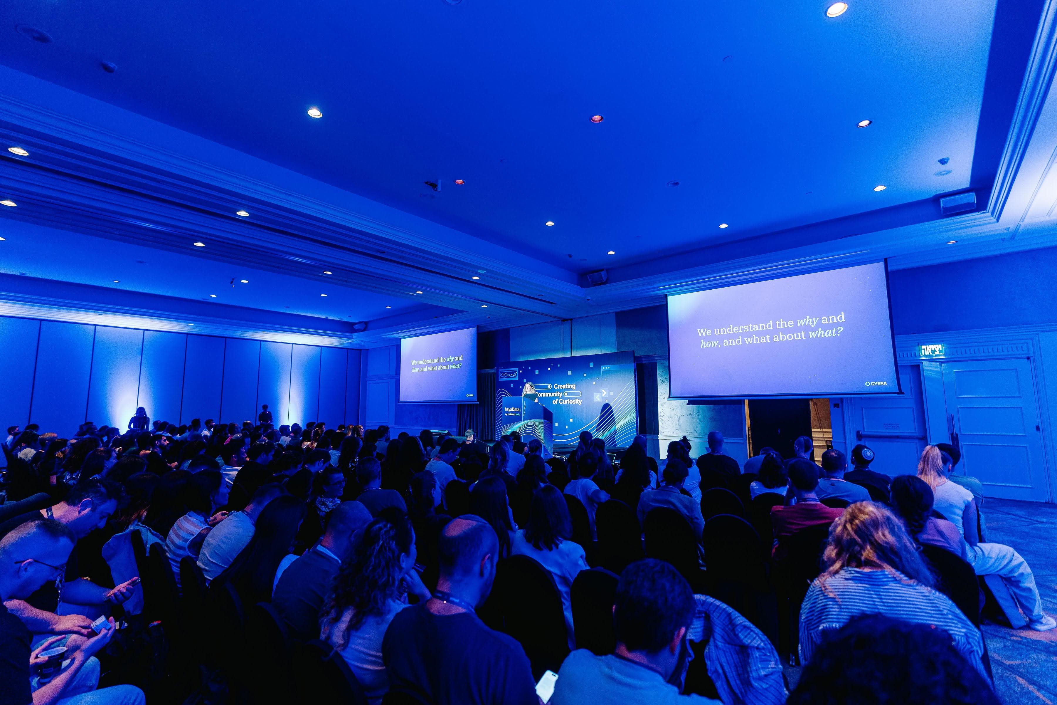 HayaData, main stage design at a full-capacity conference hall