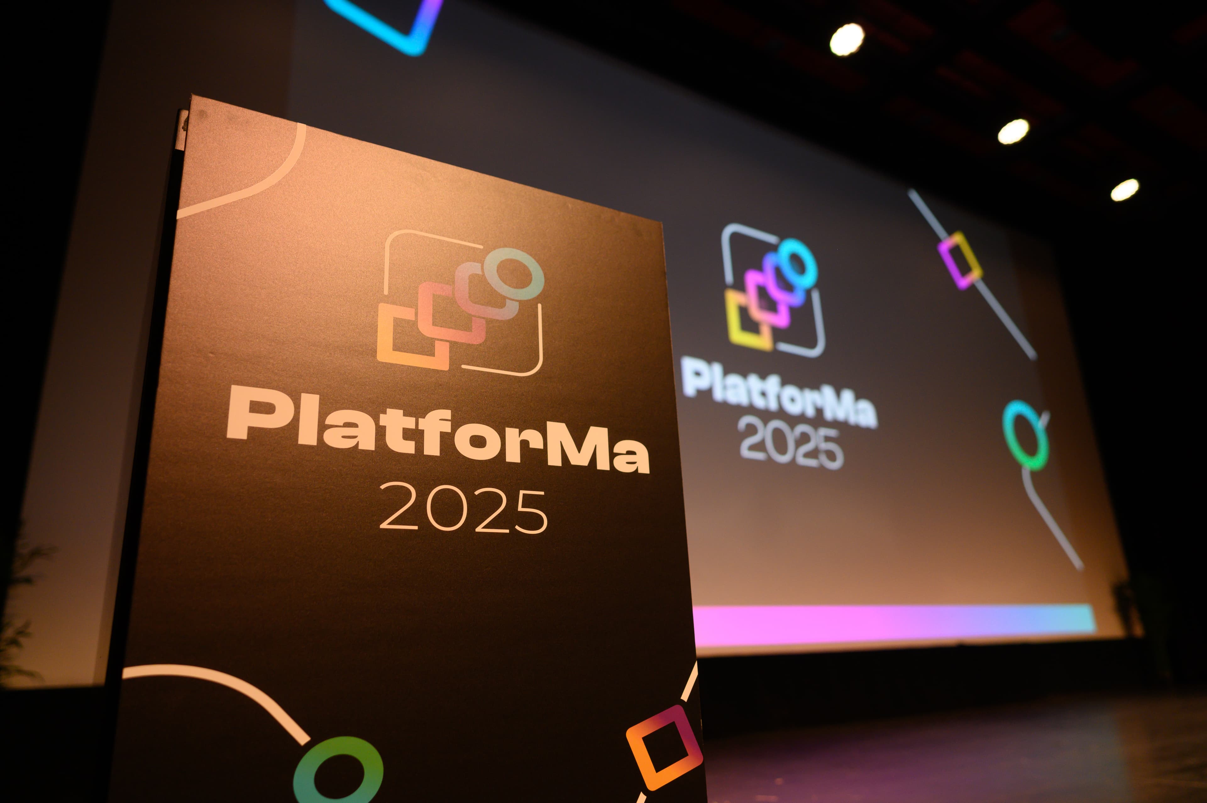 PlatforMa, conference stage and backdrop lighting set